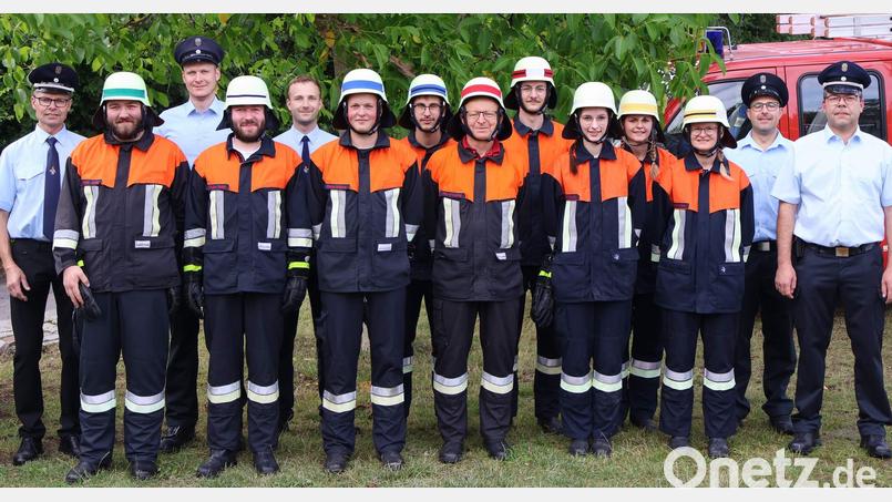 Eine Löschgruppe der Feuerwehr Steiningloh-Urspring absolviert erfolgreich die Leistungsprüfung (vorn, von links): Jakob Stauber, Quirin Stauber, Wolfgang Fischer, Ludwig Fischer, Marie Giehrl, Kathrin Schmidl und Kreisbrandmeister Marco Weiß; hinten (von links): Kommandant Josef Giehrl, Christoph Erras, Michael Pfab, Benedikt Lederer, Andreas Fischer, Julia Giehrl und Schiedsrichter Horst Kellner. Bild: u