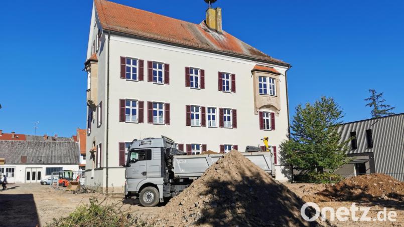 Baustelle rund um das historische Gebäude der Verwaltungsgemeinschaft Oberviechtach: Die Parkflächen und Außenanlagen werden erneuert und eine Durchfahrt zur angrenzenden Sparkasse (rechts) geschaffen. Bild: Portner