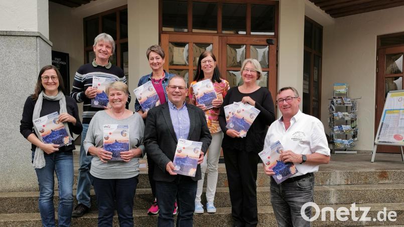 VHS-Koordinatorin Carolin Schmuck (Zweite von rechts) überreicht das neue Programmheft im Rathaus Oberviechtach an Zweiten Bürgermeister Egbert Völkl (Mitte). Mit dabei sind vom VHS-Verbund Petra Meier (von links), Armin Karg, Erna Koller, Tanja Ficht, Michaela Graml und Michael Hösl. Bild: Portner