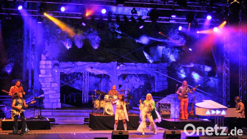 Fast wie die Originale – die Band „Waterloo“ begeisterte mit ihrem &quot;Tribute to Abba“ auf der Luisenburg-Bühne. Bild: stg