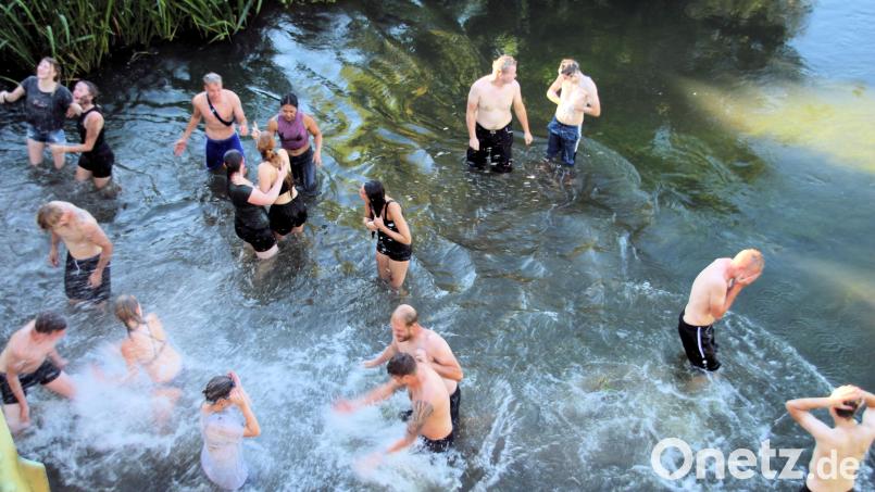 Das Kirwabärtreiben endet bei heißen Temperaturen mit einem Bad in der Vils. Bild: bjo
