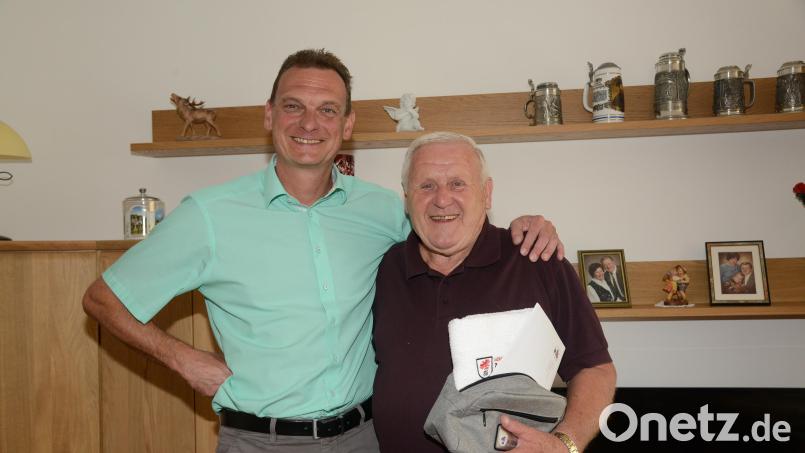 Bürgermeister Ernst Schicketanz gratuliert dem ehemaligen Mitarbeiter der Gemeinde Altenstadt, Günther Arnold, herzlich zum 80. Geburtstag. Bild: bey