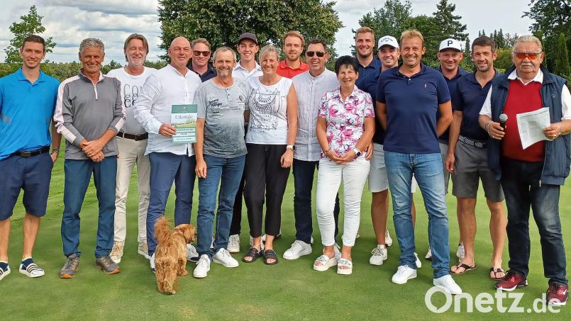 GLC-Marketing-Vorsitzender Frank Käfer (Vierter von links) Spielführer Reinhold Scharl (rechts) zeichneten die Clubmeister der „Vierer“-Vereinsmeisterschaft des GLC Schmidmühlen aus. Bild: lst/exb
