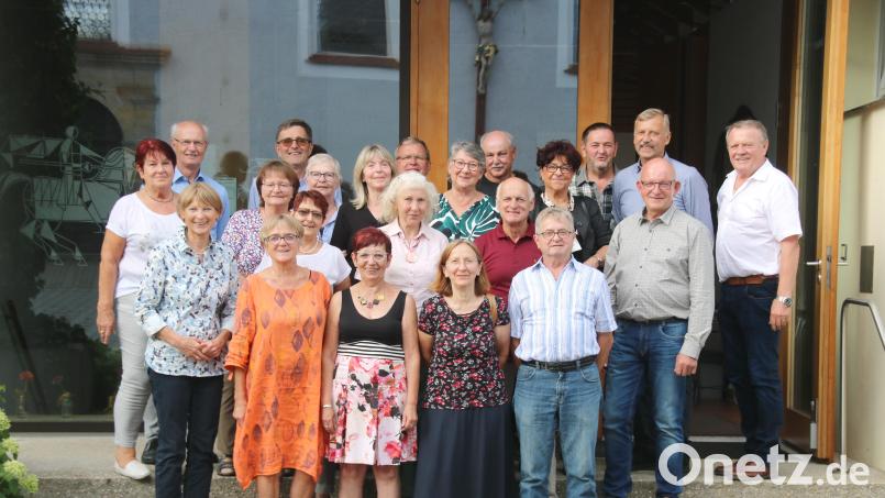Die Schüler des Einschulungsjahrgangs 1963 kommen in Schlicht zu einem Klassentreffen zusammen (vorn, von links: Monika Härtl, Herta Grollmisch, Hildegard Lehner und Werner Härtl; zweite Reihe (von links): Martina Weiß, Sieglinde Schertl, Maria Stiegler, Michael Weich und Richard Ringer; dritte Reihe (von links): Rosi Müller, Maria Lottner, Veronika Weiß, Marga Meier, Christine Bühler, Margit Hoffmann, Georg Dotzler und Werner Prechtl; ganz hinten (von links: Benedikt Hammer, Hubert Merkl, Albert Wild, Johann Bauer und Emil Heindl. Bild: ct