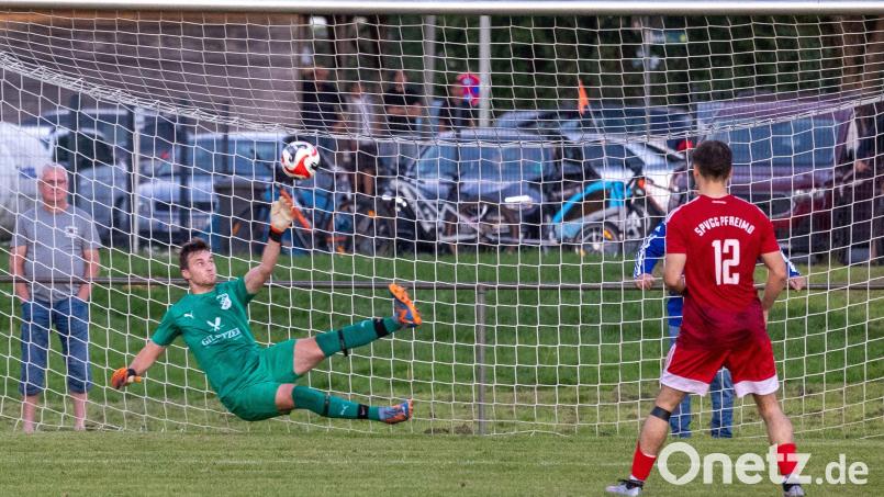 Der Schwarzhofener Keeper Bastian Schreier hält den Elfmeter von Julian Kiener (Nummer 12). Bild: Günter Uschold