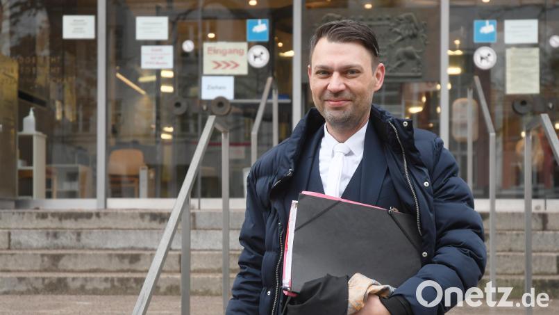 Rouven Colbatz vor dem Gerichtsgebäude in Weiden. Der Strafverteidiger bereitet sich aktuell auf den Mammut-Prozess in Weiden vor. Archivbild: Gabi Schönberger