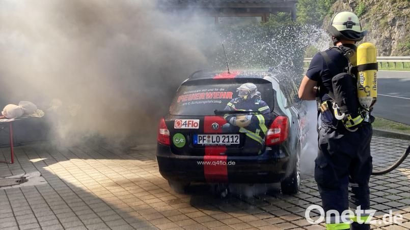 Rettungskräfte üben für den Fall, dass ein E-Auto brennt, an einem dafür entwickelten Fahrzeug. Bild: Daniel Rothmaier