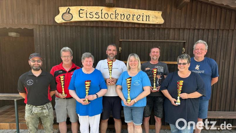 Da strahlen die Sieger bei der Vereinsmeisterschaft der Schnaittenbacher Eisstockschützen (von links): stellvertretender Vorsitzender Enrico Reinecke, Horst Zetzelmann, Elisabeth Menzel, Herren-Vereinsmeister Olli Schosser, Damen-Vereinsmeisterin Conni Kausler, Gerd Wohlfarter, Birgit Kindzorra und Vorsitzender Martin Kausler. Bild: nag