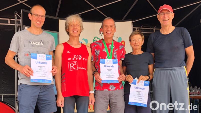 Einige Weidener Teilnehmer (von links) beim Fränkischen-Schweiz-Marathon in Ebermannstadt: Korbinian Völkl, Peter Fischer, Georg Koller, Theresia Meier und Albert Hölzl Bild: Kreutzer/exb