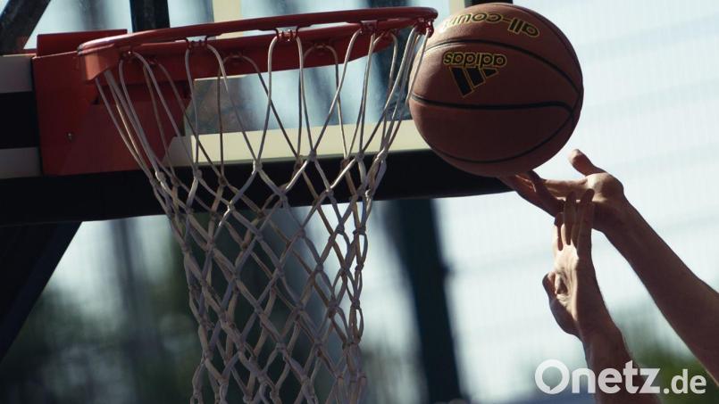 Auf einem Basketballplatz in Amberg ist ein 17-Jähriger bestohlen worden. Symbolbild: Gregor Fischer/dpa