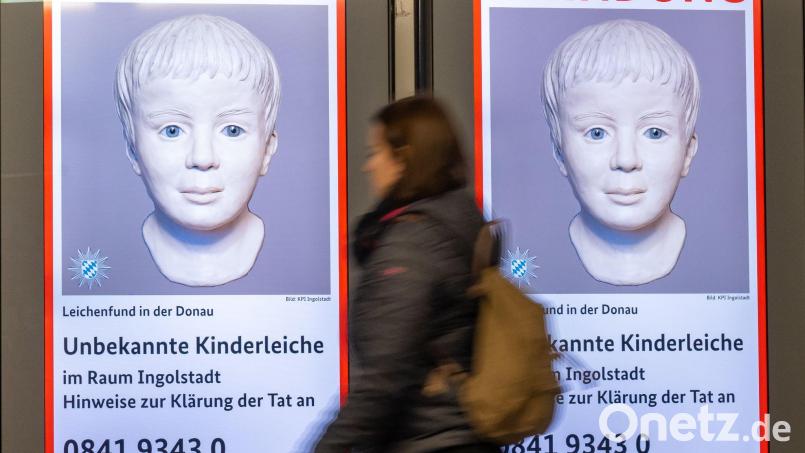 Eine Frau geht am Ostbahnhof in München an einem digitalen Fahndungsplakat vorbei. Archivbild: Peter Kneffel/dpa/Archivbild