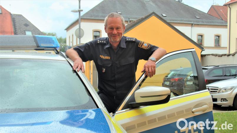 Ein Bild, das seit Ende August der Vergangenheit angehört: Der langjährige Kemnather Polizeichef Bernhard Gleißner hat sich in den Ruhestand verabschiedet. Bild: stg