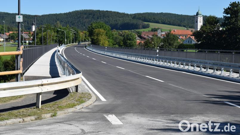 Nach dem Abschluss der Generalsanierung der Naabbrücke bei Iffelsdorf kann der Verkehr wieder ungestört fließen. Bild: bnr