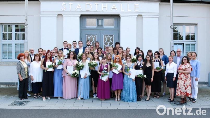 Die Absolventinnen und Absolventen des Jahrgangs P20-23 der Berufsfachschule für Pflege mit den Ehrengästen der Abschlussfeier. Bild: Klinikum Fichtelgebirge/exb