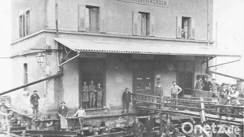 Das Bahnhofsgebäude im damaligen Groschlattengrün musste 1900 aus Platzgründen um zehn Meter nach Norden verrückt werden. Archivbild: Archiv Volker Grunert