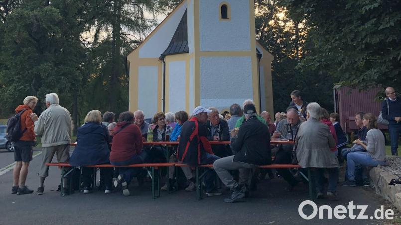 Die Pilger vor der Koppelberg-Kirche. Bild: Häusler/exb