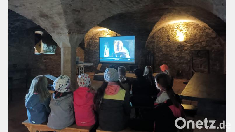 Im Rittersaal, der echten Filmkulisse für die Szenen mit König Dietrich, guckten sich die Kinder beim Ferienprogramm des Fördervereines Burg Leuchtenberg, den Film &quot;König Laurin&quot; an. Bild: bey