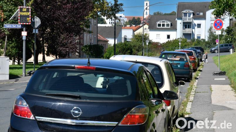 Am Dienstagmittag stand hier in der St.-Georg-Straße noch eine lange Autoschlange, ab heute, 6. September, gilt jedoch vorerst ein absolutes Halteverbot. Anwohner dürfen dann nicht mehr ihre Fahrzeuge am Straßenrand parken. Bild: Petra Hartl