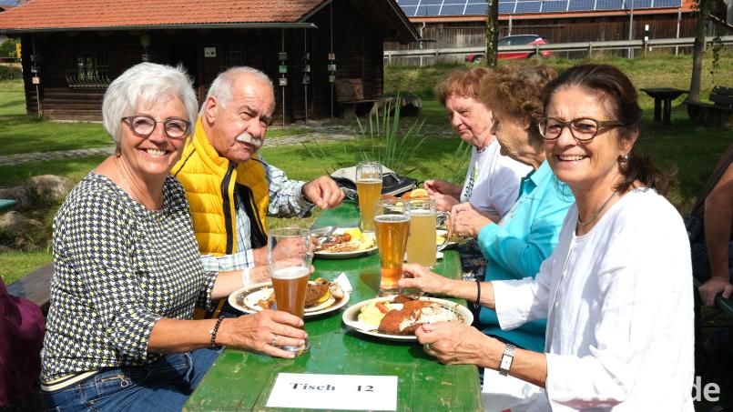 Die Besucher genossen die Stimmung bei der Mappacher Fischkirwa und ließen sich das Karpfenfilet mit Kartoffelsalat schmecken. Bild: Hirsch