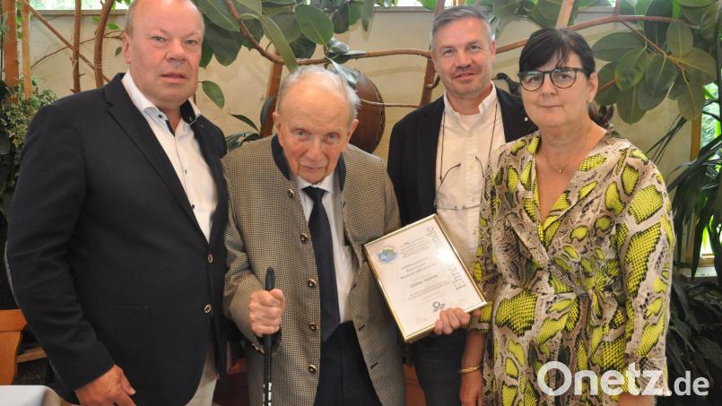 Dieter Heinle (Zweiter von links) freut sich über die von Hans-Peter Lang (links) überreichte Ehrenurkunde. Rechts im Bild sind Heinles Tochter Karina und Schwiegersohn Ingo. Bild: pi