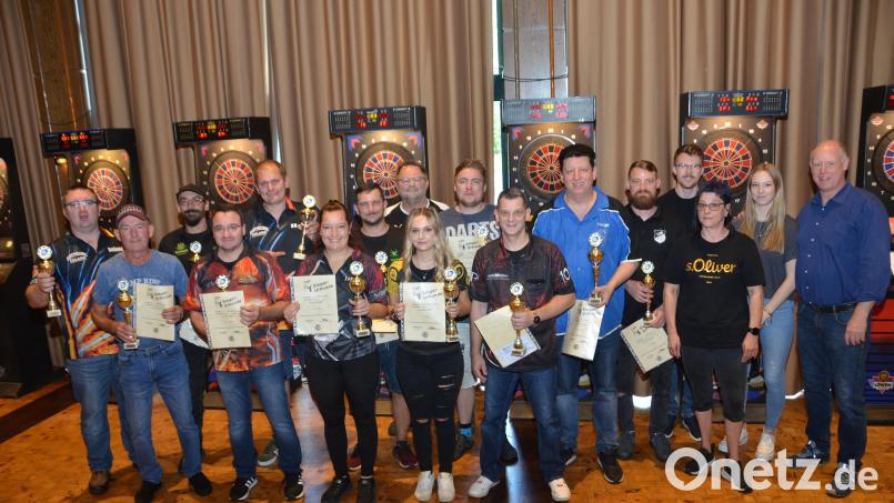 Preisgelder in Höhe von 15000 Euro, Pokale und große Freude bei den Siegern kennzeichneten das &quot;Ostmarkliga&quot;-Dart-Turnier, zu dem Darter aus der gesamten nördlichen Oberpfalz zur Stadthalle in Vohenstrauß anreisten, und das Alexander Kraus (rechts) sowie Simone Kraus (Dritte von links) bestens ausrichteten. Auch Linda und Corbinian Kraus (von rechts) führten Turniere aus. Bild: dob