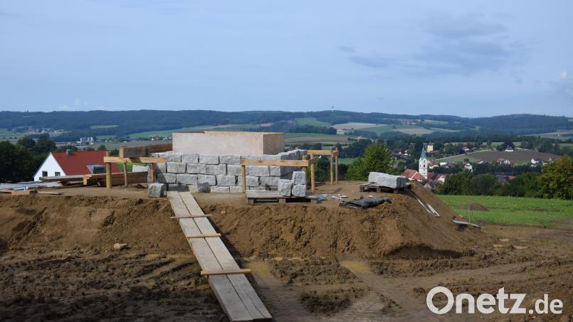 Das Fundament der Motte ist so gut wie fertig - der Aufbau kann beginnen. Hoch auf dem Hirmersbühl gelegen, bietet sich nach der Fertigstellung der Turmhügelburg die Möglichkeit, die wunderbare Aussicht zu genießen. Bild: fla