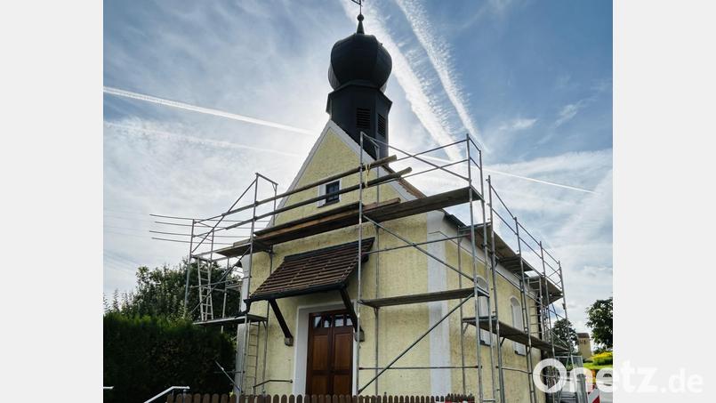Noch ist die Marienkapelle Großenschwand eingerüstet. Zum siebzigjährigen Jubiläum erstrahlt das Kirchlein in neuem Glanz. Bild: Josef Glas