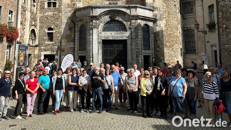 Die Reisegruppe der Gesellschaft Frohsinn vor dem Aachener Dom Bild: do
