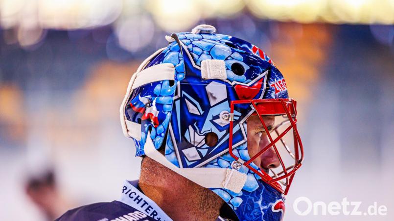 Den seitlichen Helm von Devils-Goalie Jaroslav Hübl ziert das neue Logo des Weidener Eishockey-Oberligisten. Das Design mit einem roten und einem blauen Teufelsohr, dem finsteren Blick und gefletschten Zähnen ist Geschmackssache und gefällt nicht jedem. Bild: Werner Moller