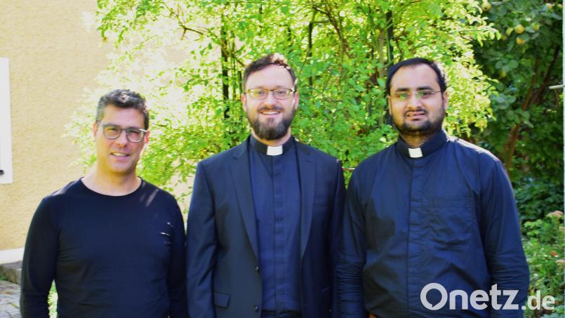 Als Neulinge gesellen sich Gemeindeassistent Maximilian Frank (links) und Pfarrvikar Rajesh Reddy Yeruva (rechts) im Pfarrverband Illschwang-Kastl-Ursensollen zu Pfarrer Johannes Arweck (Mitte). Bild: no