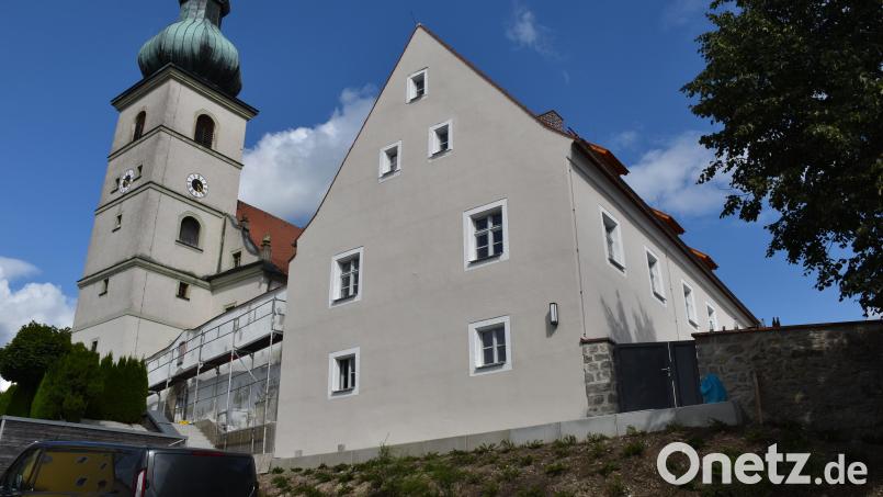 Nur noch Restarbeiten müssen erledigt werden: Nach drei Jahren Sanierung ist das Kooperatorenhaus in Beidl ein Schmuckstück geworden. 2 Millionen Euro kostete die Revitalisierung, über 6000 ehrenamtliche Arbeitsstunden leisteten die Bürger. Bild: ubb