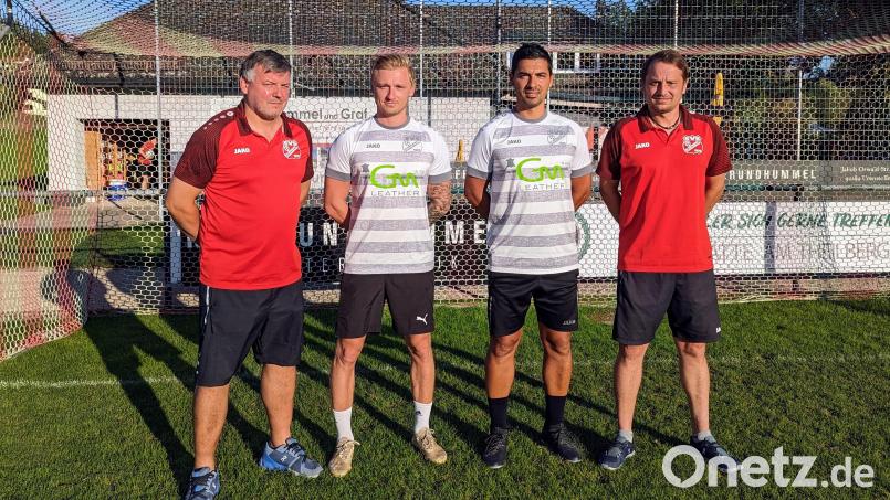Die beiden Sportlichen Leiter des SV Schmidmühlen, Christian Humml (links) und Dominik Meier (rechts), stellten mit Gustavo &quot;Guti&quot; Ribeiro (Zweiter von rechts) und Kamil Hein das neue Trainergespann vor. Bild: fop