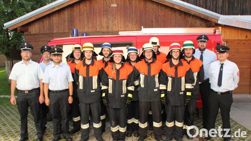 Großes Lob und zufriedene Gesichter nach der hervorragenden Leistung bei der Prüfung (von links): Kreisbrandmeister Marco Weiß, Schiedsrichter Horst Kellner, Kreisbrandinspektor Michael Iberer, die Prüflinge Jonas Beierl, Johannes Kustner, Tobias Gnan, Laura Beierl, Steffi Bojer, Michael Meier, Norbert Kummer, Andreas Falk und Andre Schuminetz, Zweiter Kommandant Klaus Schlosser und Vorsitzender Berthold Maier. Bild: fdl