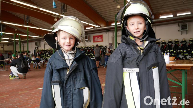 &quot;Ganz schön warm!&quot;, stellten einige Kinder beim Anprobieren eines Schutzanzuges fest. Bild: flm