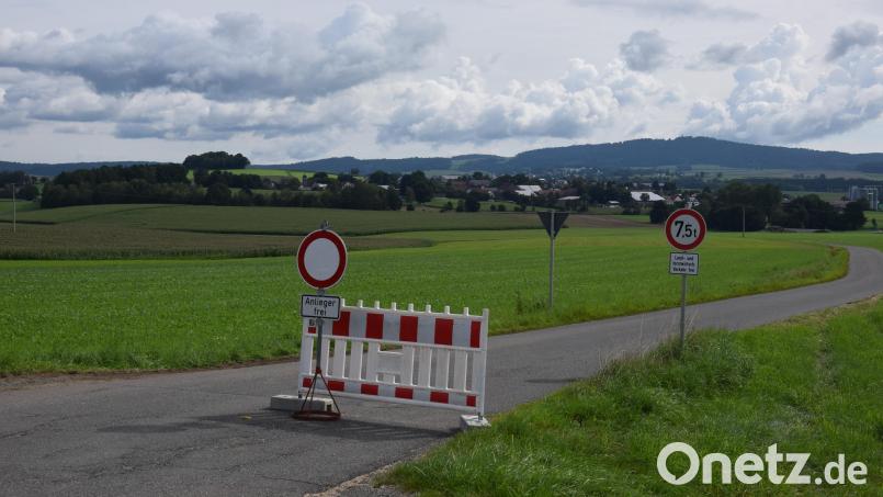 An der Kreuzung der Kreisstraße 26 nach Remmelberg und dem Irltratweg ist ein "Durchfahrt verboten-Schild" angebracht. Im Hintergrund ist der Waldthurner Ortsteil Albersrieth zu sehen. Bild: fla