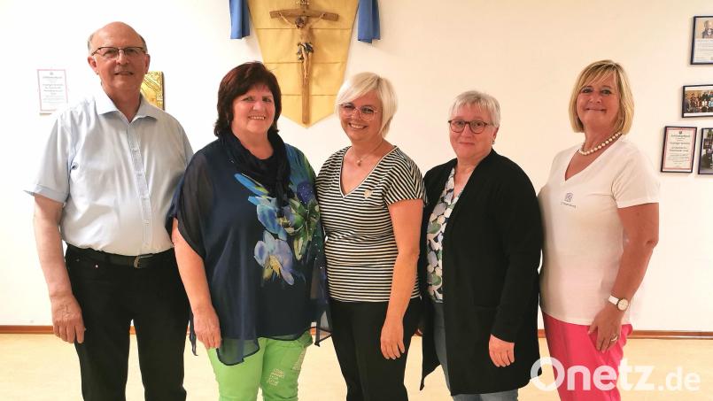 Pfarrer Herbert Rösl freut sich: Irene Zangl (ab Zweite von links) und Elisabeth Dietz führen den Katholischen Frauenbund Teunz weiter. Unterstützung erhalten sie von Bezirksvorsitzender Angelika Vogl und Diözesanvorsitzender Martha Bauer. Bild: Portner