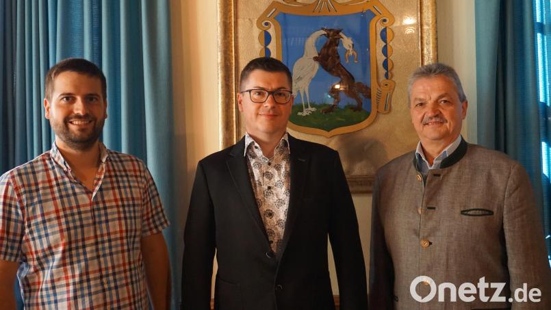 Bauamtsleiter Markus Wildenauer (Mitte) ist seit 25 Jahren bei der Stadt Vohenstrauß tätig. Zum Dienstjubiläum gratulieren Amtsleiter Thomas Herrmann (links) und Bürgermeister Andreas Wutzlhofer. Bild: dob