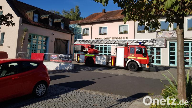 Im Juli kam es zu einem Unfall auf dem Gelände der Feuerwehr Erbendorf. Ein Trike-Fahrer verletzte dabei drei Feuerwehrleute, beschädigte das Falttor und die dahinter befindliche Drehleiter. Bis zur Reparatur ist die Wehr auf ein Ersatzfahrzeug angewiesen. Bild: Benkhardt