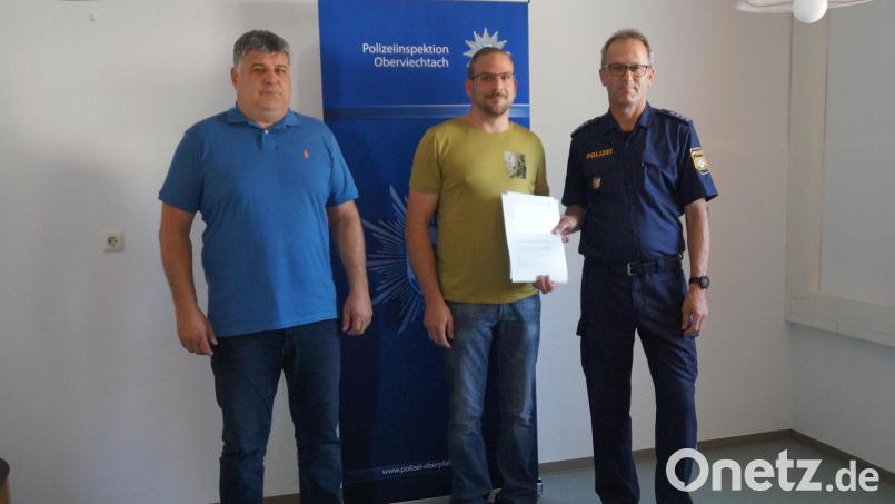 Polizeihauptkommissar Norbert Ehebauer (rechts) und sein Kollege Stephan Zimmet (links) überreichten Andreas Schmuck ein Dankesschreiben des Polizeipräsidenten, in dem die Zivilcourage des jungen Mannes hervorgehoben wird. Bild: wel
