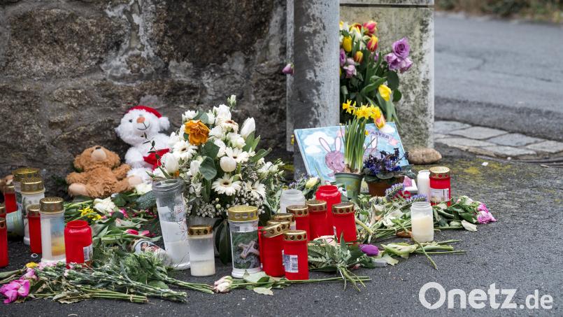 An einer Mauer vor dem Kinder- und Jugendhilfezentrum, in dem eine Zehnjährige tot aufgefunden wurde, liegen Blumen, Kuscheltiere und Kerzen. Nun ist ein elfjähriger Junge überführt, das Mädchen getötet zu haben. Archivbild: Daniel Vogl/dpa