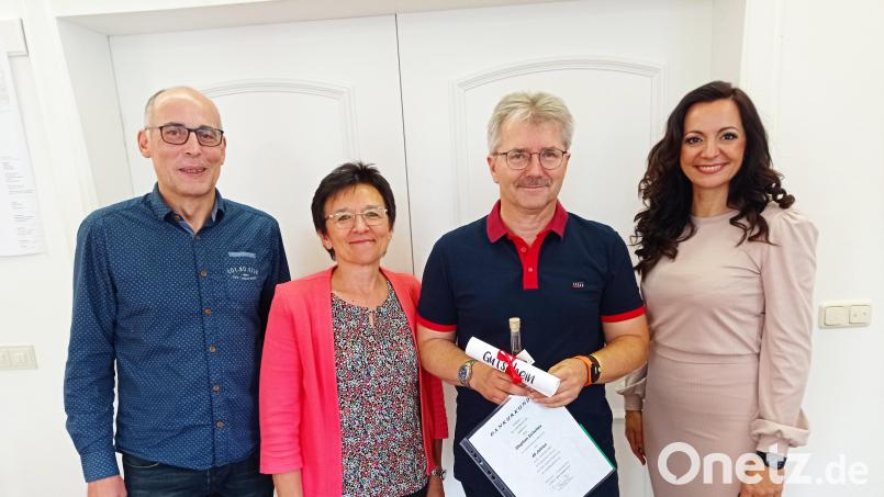 Zum 40. Dienstjubiläum gratulierten Stephan Schultes (Zweiter von rechts) Verwaltungschef Stefan Falter (links), Lebensgefährtin Beatrix Fux (Zweite von links) und Bürgermeisterin Margit Bayer (rechts). Bild: fpoz