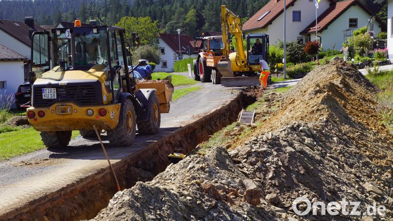 Mit einem gemieteten Bagger konnte die Ringleitung innerhalb von drei Tagen wieder verbunden werden. Bild: bkr