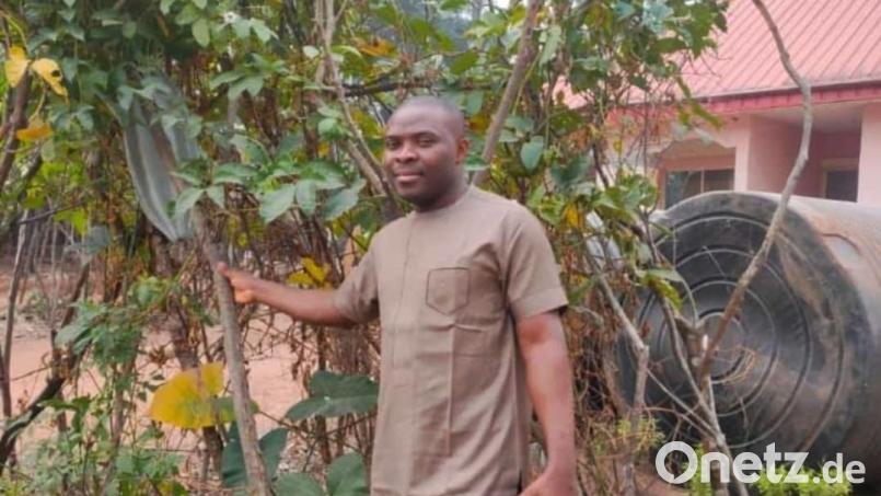 Der Schwarzacher Pfarrvikar Emmanuel Okoro besucht seine Heimat im Südosten Nigerias regelmäßig. Das Bild entstand im November 2022 Bild: Okoro/exb