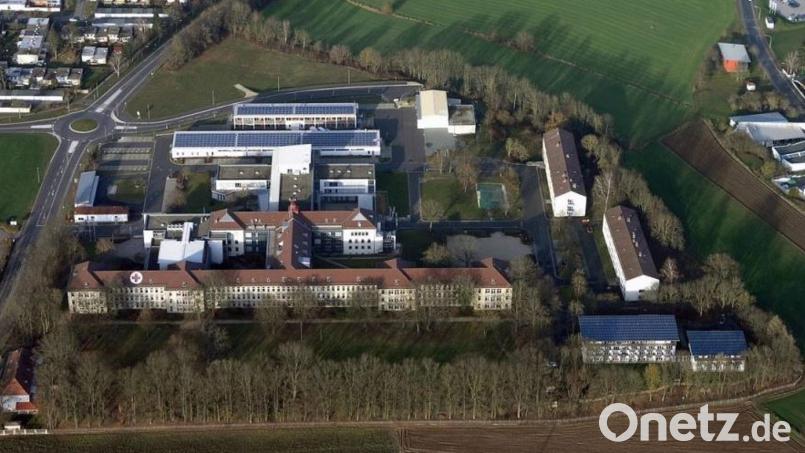 So sah das Gelände des ehemaligen Bundeswehrkrankenhauses in Amberg einmal aus. Die Aufnahme stammt aus dem Jahr 2017 und zeigt den damals seit der Schließung 2007 im Prinzip unveränderten Zustand. Im Vordergrund ist das nun sanierte Bettenhaus zu sehen. Bild: Archiv Bernd Georgi