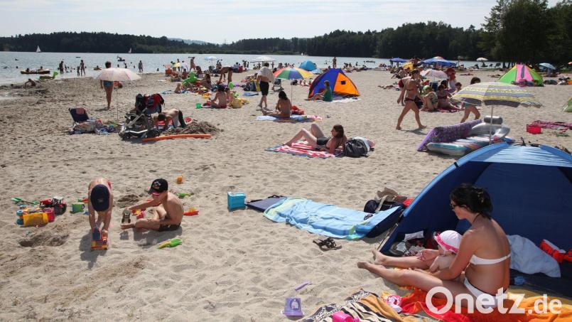 Der als Badesee beliebte Klausensee im Süden von Schwandorf steht vor großen Veränderungen. Trotzdem soll es dort weiterhin eine Bademöglichkeit für die Menschen der Region geben,, versprechen die Planer, die ein Hotel und ein Feriendorf errichten wollen.. Archivbild: Gerhard Götz