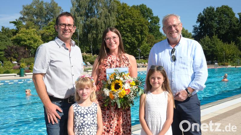Oberbürgermeister Andreas Feller (rechts) und Bäderleiter Michael Maget (links) zeichnet Sabrina Albrecht mit ihren beiden Töchtern Emily und Jolien als 200 000. Besucher des Jahres im Schwandorfer Erlebnisbad aus. Bild: Hirsch