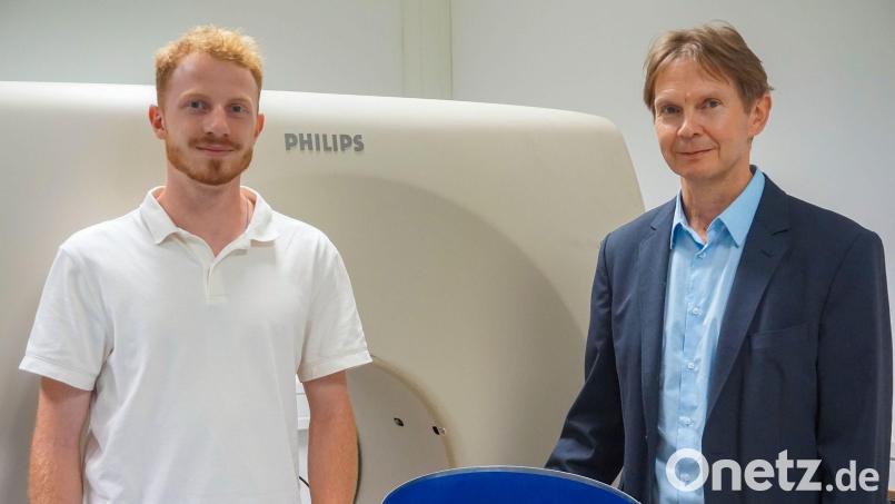 Professor Ralf Ringler (rechts) und Projektmitarbeiter Joshua Igl erläutern die Auswirkungen von MR-Untersuchungen auf Implantate. Bild: Misch/OTH Amberg-Weiden/exb