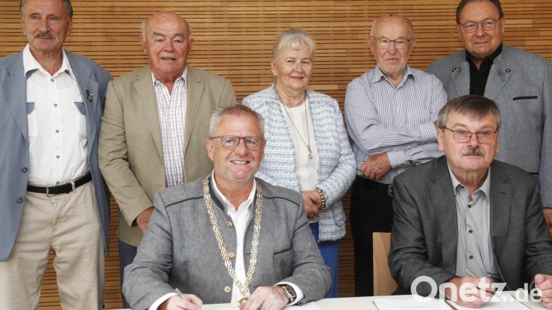 Oberbürgermeister Andreas Feller (sitzend links) und Vorsitzender Gerhard Hampl (sitzend rechts) unterzeichneten den Vertrag zur Auflösung des Heimatverbandes der Falkenauer. Stehend von links: Antonin Lebeda vom Partnerschaftskomitee Sokolov, zweiter Verbandsvorsitzender Otto Ulsperger, Schriftführerin Angelika Bergmann, Museumsleiter Willi Dörfler und Ernst Schober vom Partnerschaftskomitee Schwandorf. Bild: Hirsch