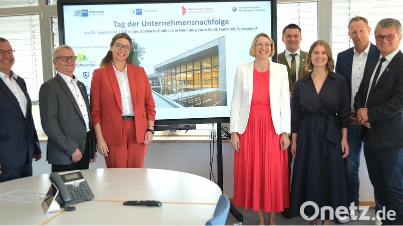 Sie werben für den "Tag der Unternehmensnachfolge" in der Schwarzachtalhalle in Neunburg vorm Wald (von links): Albert Eckl, Klaus Jocham, Daniela Klemm, Andrea Kahr, Thomas Ebeling, Laura Hlawatsch, Christian Meyer und Martin Birner. Bild: Hirsch