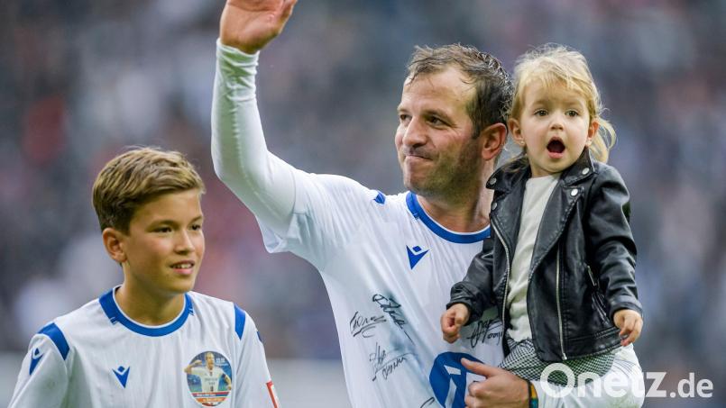 Rafael van der Vaart mit seinen Kindern Damian (l) und Jeslyn 2019 bei seinem Abschiedsspiel. Bild: Axel Heimken/dpa/Archiv